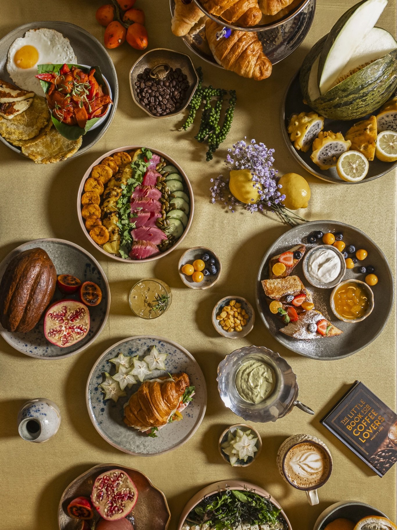 Alura brunch table, Tántalo Hotel's restaurant, with coffee, poke and desserts