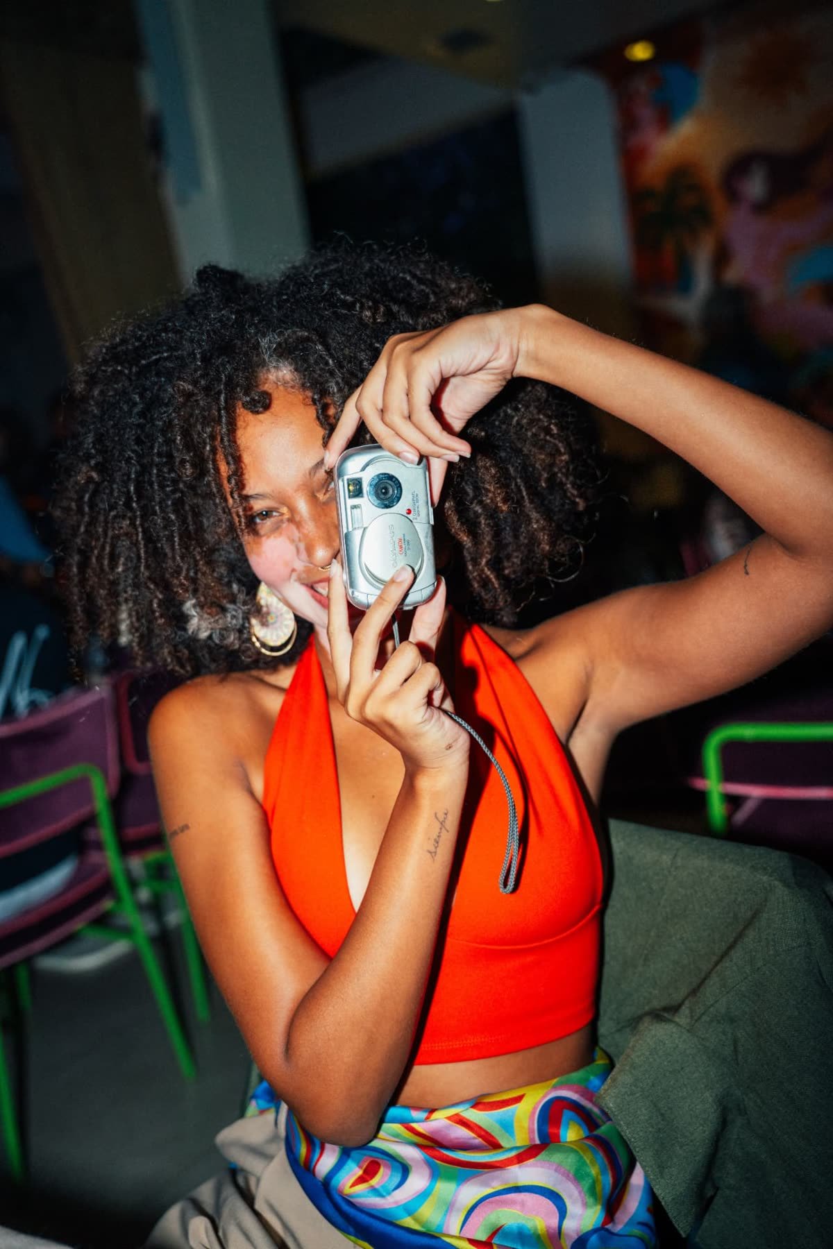 Diner with an analog camera at Alura, Tántalo Hotel's restaurant