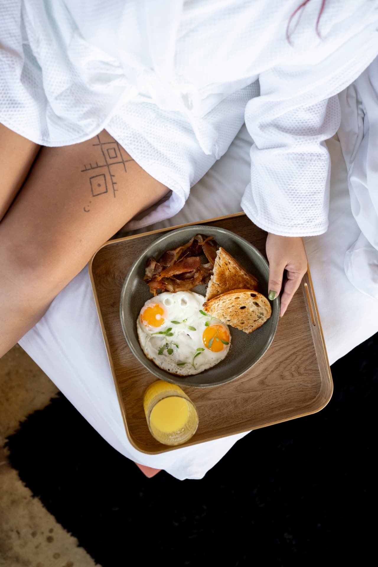 Breakfast served on a tray over the bed in a Tántalo room