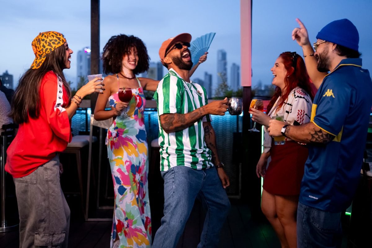 Grupo brindando en Tantalo Rooftop and Bar con el skyline de Ciudad de Panamá al atardecer