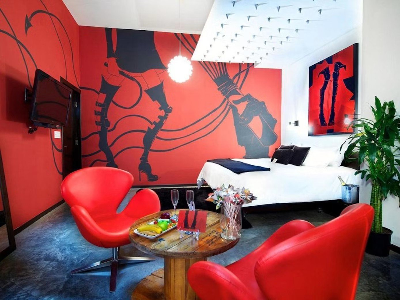 Love Ouch by Gladys Turner room at Tántalo Hotel